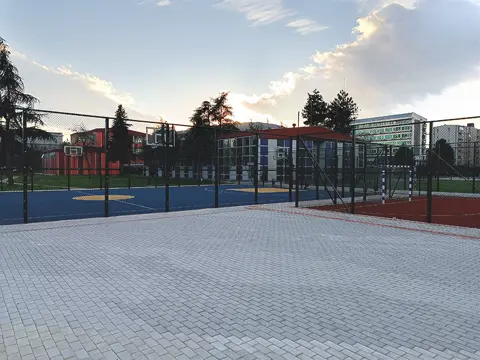Поплочен простор покрај спортските терени