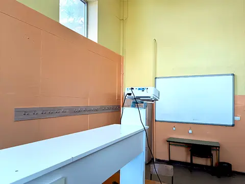 Училница со бела табла и проектор